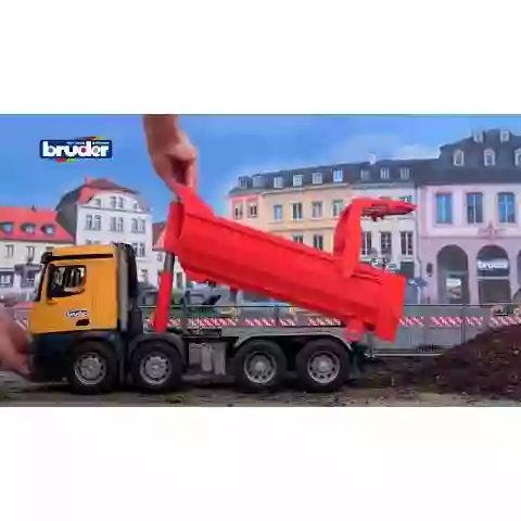 Bruder MB Arocs Baustellen Lastkraftwagen mit Kran Schaufelgreifer & 2 Pale 